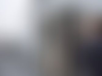 Ticari klima dış ünitesinde kondenser serpantini ve ısı atımını inceleyen HVAC teknisyeni.