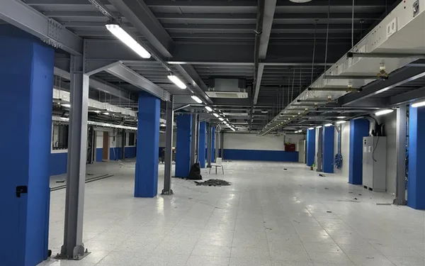 Ensmart çalışma alanında mavi kolonlar, açık tavan tesisatı ve kaset tipi klima iç ünitesi.