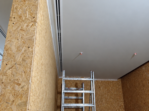 Long linear diffuser, sprinkler heads and an installation ladder in the Mavi store