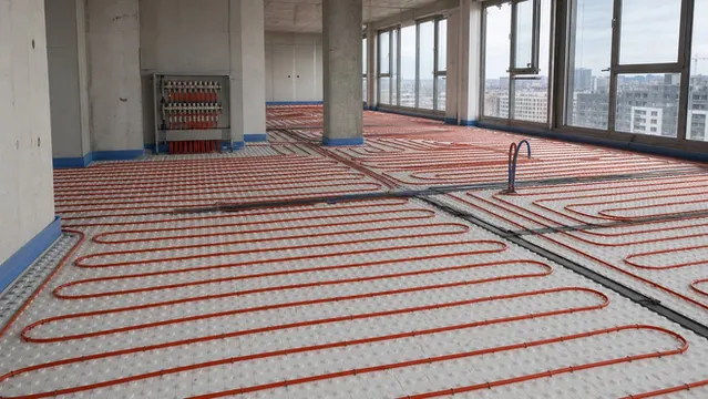 Şap öncesinde ofis katına düzenli döşenmiş yerden ısıtma boruları ve kolektör bağlantısı.