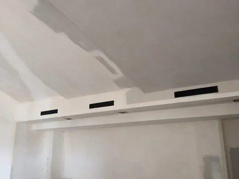 Esenyurt Belediyesi Kapalı Yüzme Havuzu duvar üstünde sıralanmış havalandırma menfezleri.
