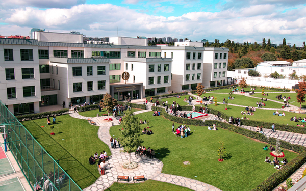Biruni Üniversitesi Teknoloji Kampüsü: Biruni Üniversitesi kampüs binası ve bahçesinin genel görünümü