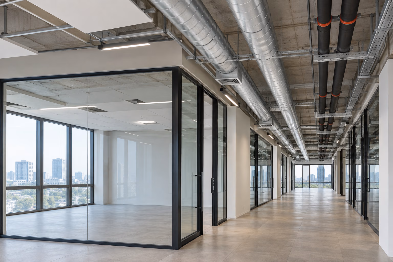Cam bölmeli ofis koridorunda açık tavan tesisatı; temsili görsel.