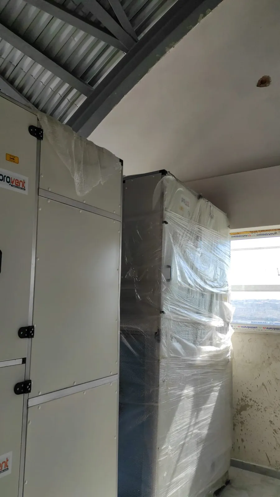 Çelik çatı altındaki teknik alanda Provent kabinleri ve streçle sarılı ekipman