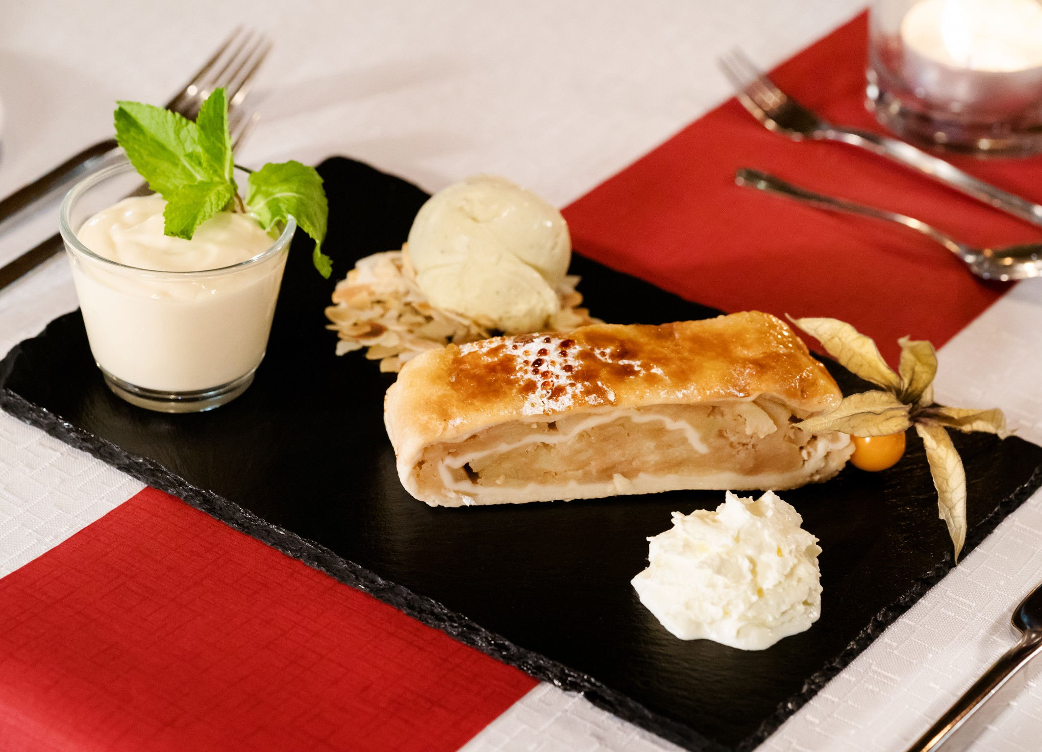 Apfelstrudel mit Vanillesauce