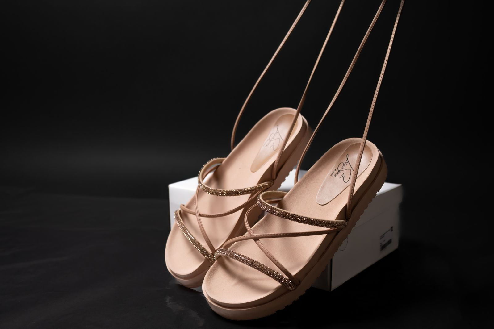 sandália plataforma com tiras de brilho e amarração