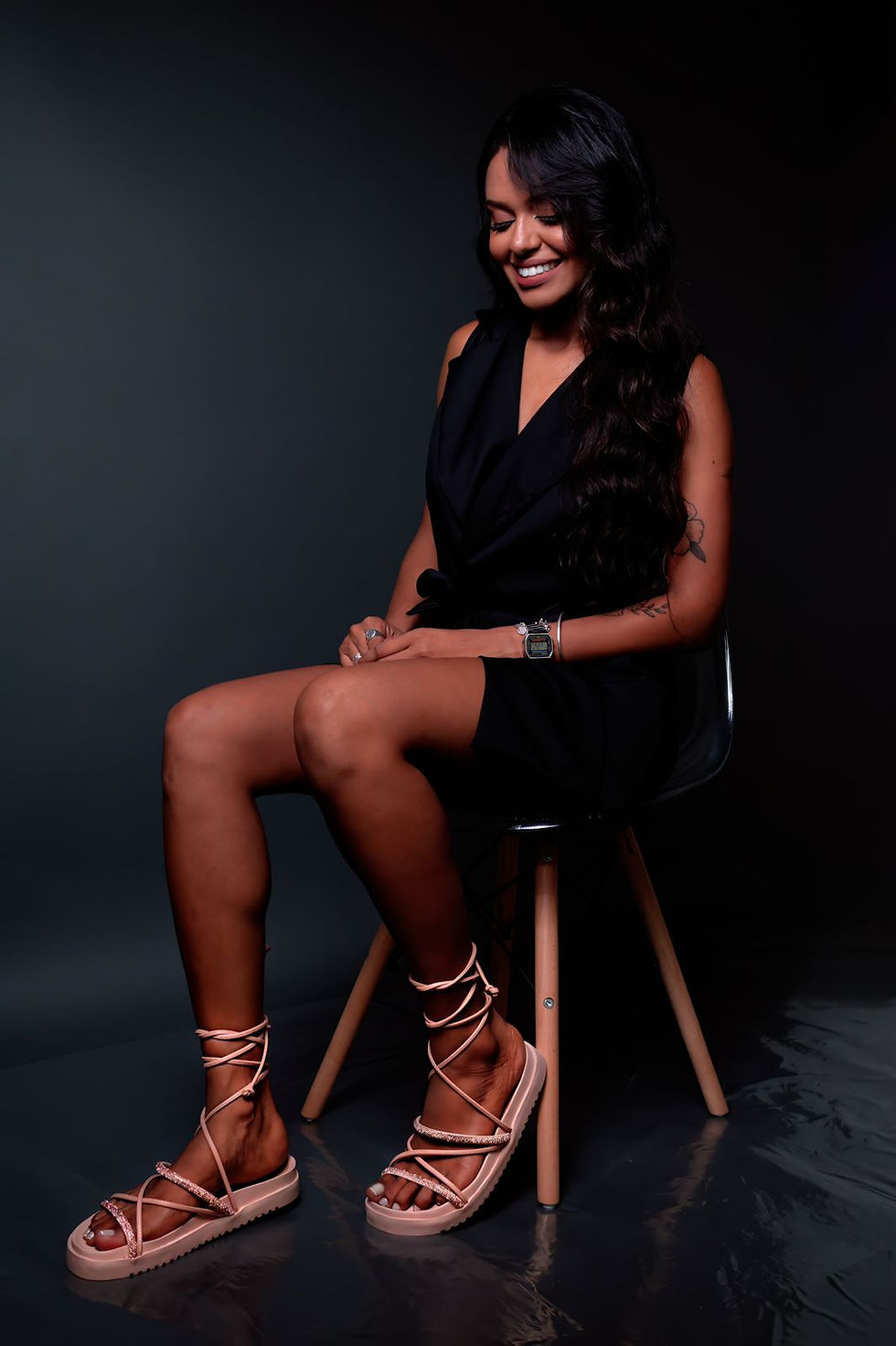 modelo usando sandália plataforma com tiras de brilho e amarração