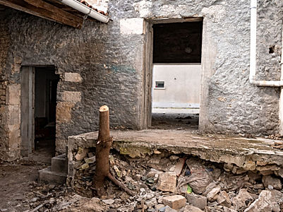 Cour intérieure en cours de démolition à Rouillac, Charente, avec escalier et palier à supprimer et ouvertures à modifier pour futur aménagement extérieur
