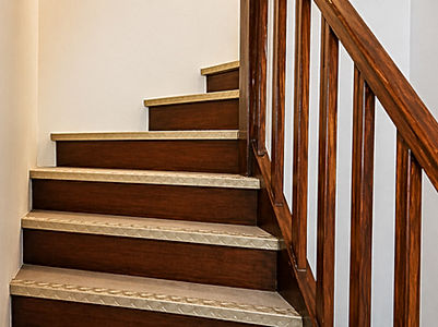 Escalier rénové maison à Rouillac, Charente, marches en bois massif avec nez en acier inox et rampe modernisée