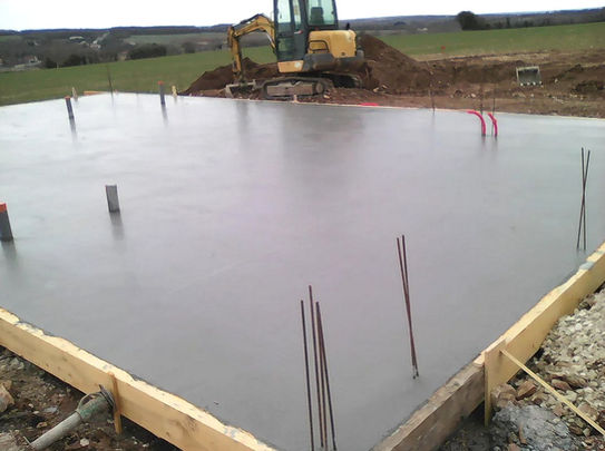 Construction maison à Mansle-les-Fontaines, dalle béton réalisée pour les fondations avant élévation des murs.