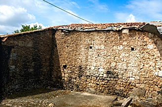 Mur intérieur en pierre avant rénovation maison à Saintes
