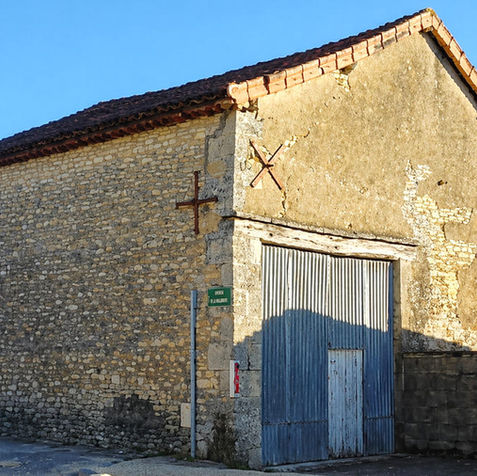 Porte de garage avant rénovation à La Rochefoucauld