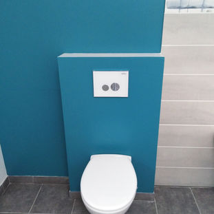 WC suspendu avec carrelage et finitions soignées à La Rochefoucauld