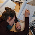 Personne épuisée, endormie sur son travail, incarnant le surmenage et le burn out