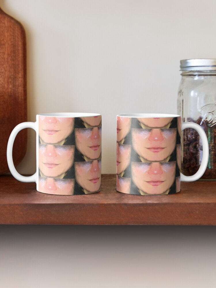 Miniature : Mug visage sérieux maquillé