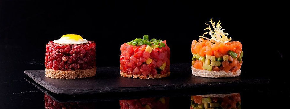 Trio de Tartare: Carne, Atum e Salmão sobre uma pedra de ardosia em fundo preto