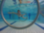 Ein Kind taucht im NinjaCross Wasserparcour