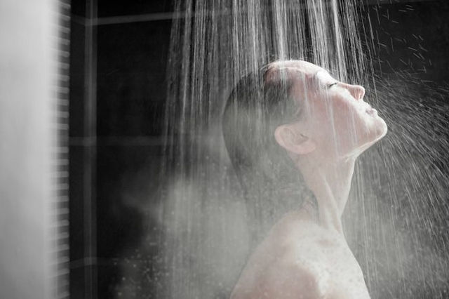 mujer bañandose