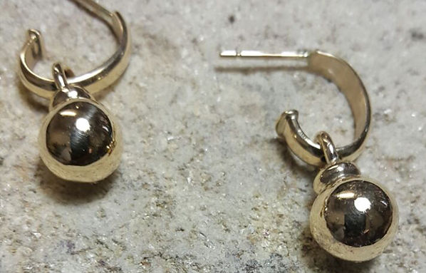 Gold earings