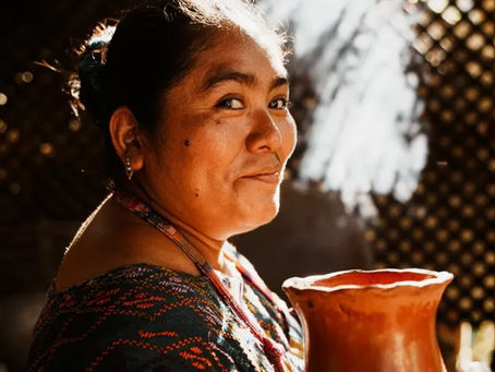 Elsa, Wisdom Keeper der Maya, die unseren Kakao nach altem traditionellen Rezept herstellt