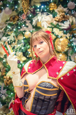 Cosplay of a Ragnarok Online Biochemist character holding potions, featuring detailed costume design and iconic alchemist accessories.