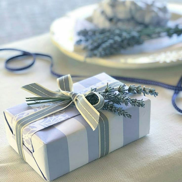 Embrulho de presente com papel listrado azul _janemeans  #embrulhodepresente #GiftWrap #pr
