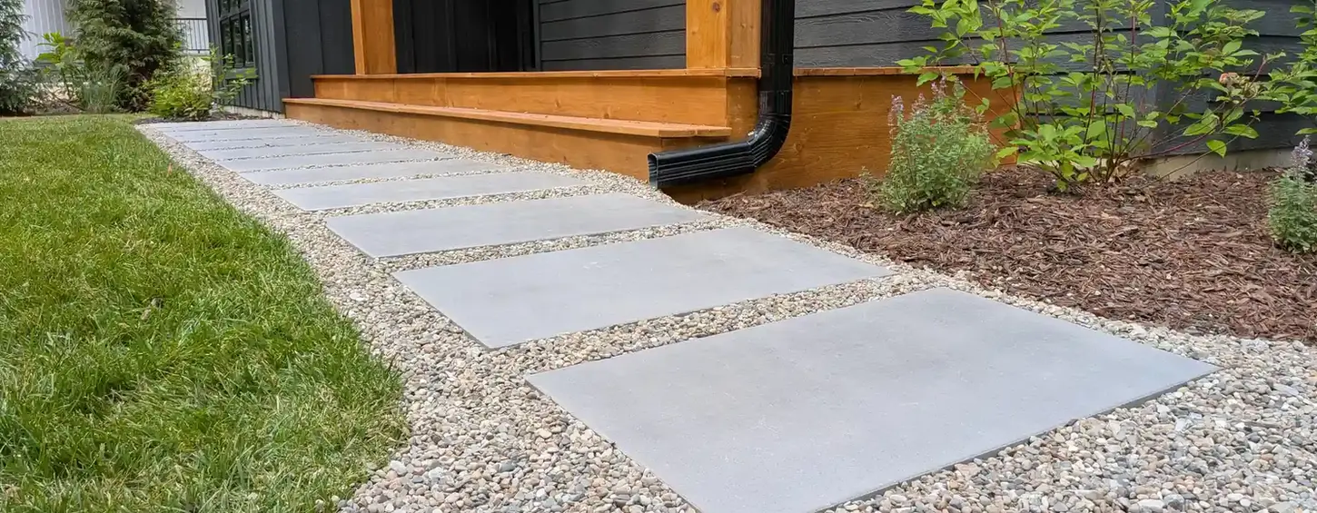 Close-up of Beacon Hill Opal Blend slabs and pea stone joints in Union Pier, MI