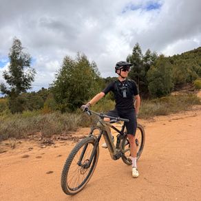 Lukas Dennda auf einem Bergstrom Dust Bike in Südafrika