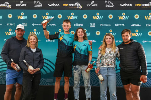 Lukas Dennda und Santina Malacarne stehen auf dem Podium am Wines to Whales in Südafrika