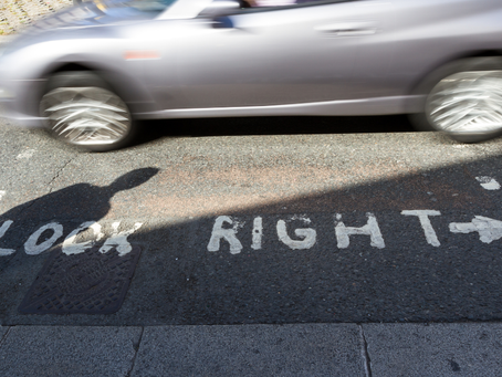 Dzīvot saskaņā ar saukļiem