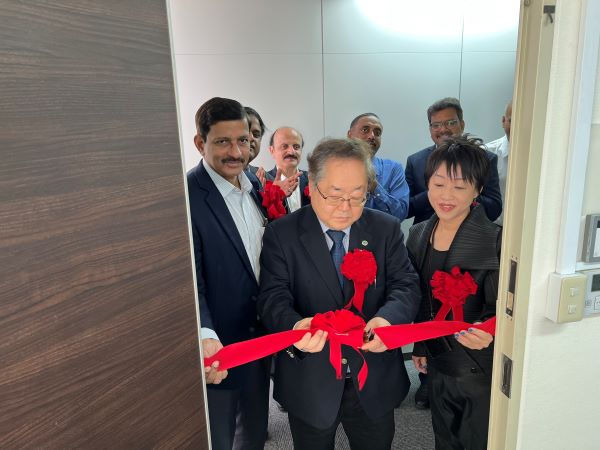 サトベンさん10周年のお祝いテープカット