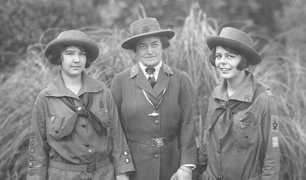Juliette Gordon Low standing between two Girl Scout members