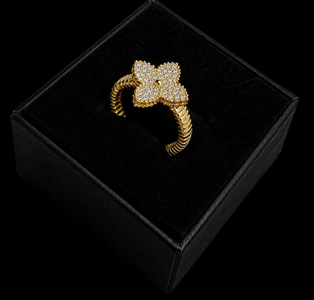 Anillo flor petalos finos