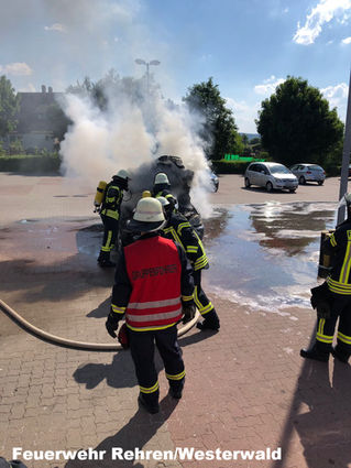Feuer PKW, Rehren, Penny Parkplatz