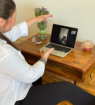 Jessica Sarnow in einem hellen, einladenden Raum vor ihrem Laptop – bereit, Menschen mit persönlicher und kraftvoller Online-Begleitung auf ihrem Weg zu mehr Klarheit und Lebenskraft zu unterstützen.