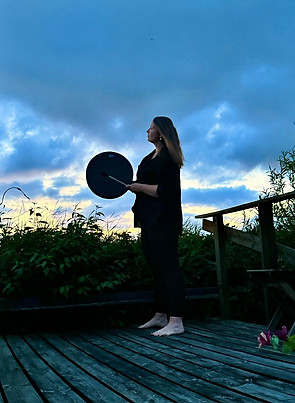 Jessica Sarnow verbindet sich mit einer Trommel in der Natur – im Einklang mit sich selbst und der natürlichen Lebenskraft.