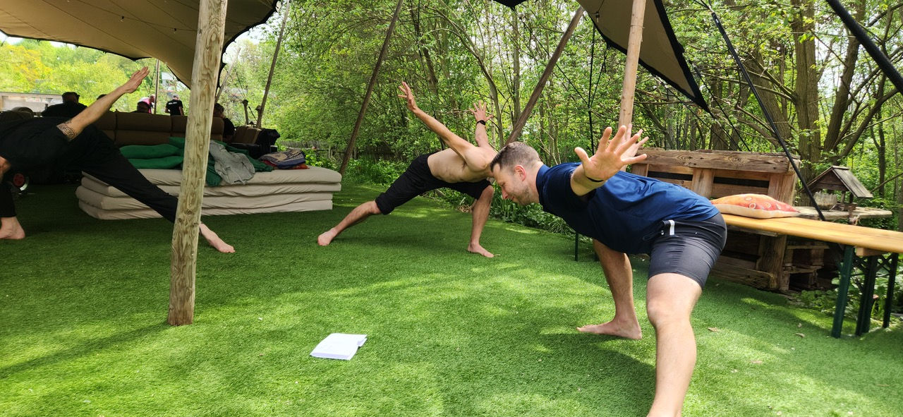 Teilnehmer des Männerfestivals Chemnitz 2026 beim Animal-Flow-Training mit Stefan Nuss unter freiem Himmel.