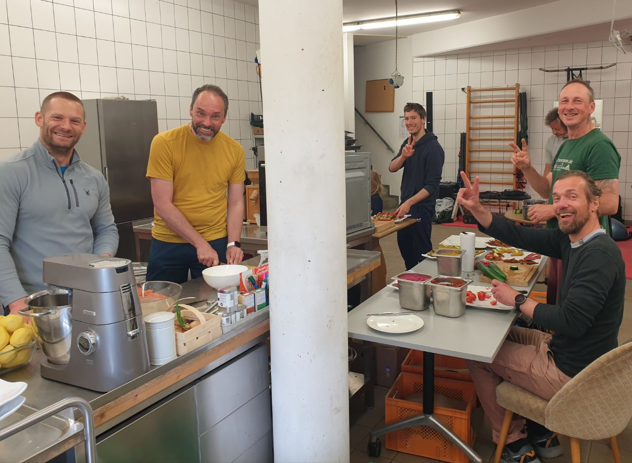Helferteam bereitet in der Küche die Verpflegung für das Männerfestival Chemnitz 2026 vor.