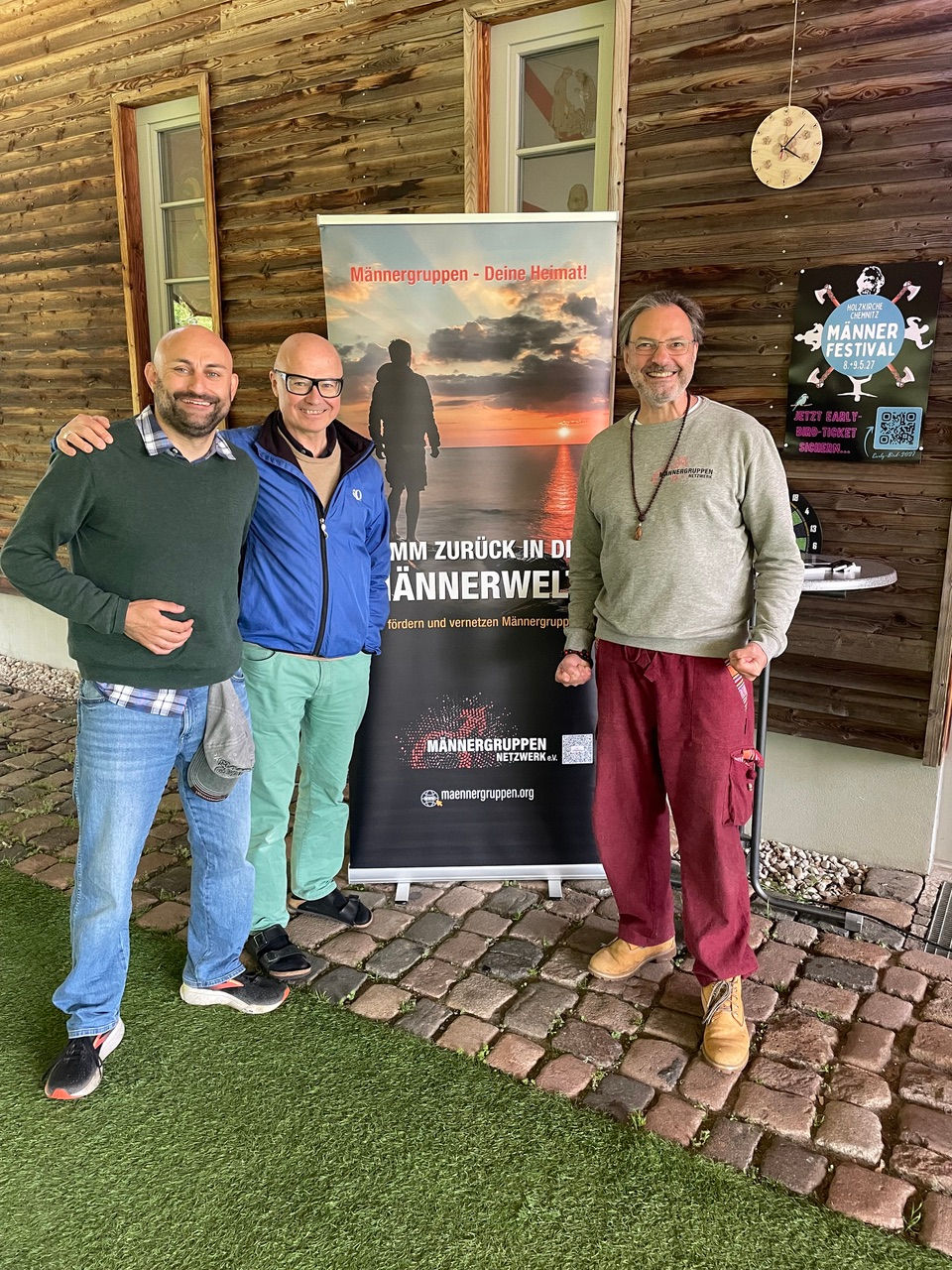 Dirk Kreuzer, Leonhard Fromm und Matthias Weiser vor dem Roll-up des Männergruppen-Netzwerks beim Männerfestival Chemnitz 2026.
