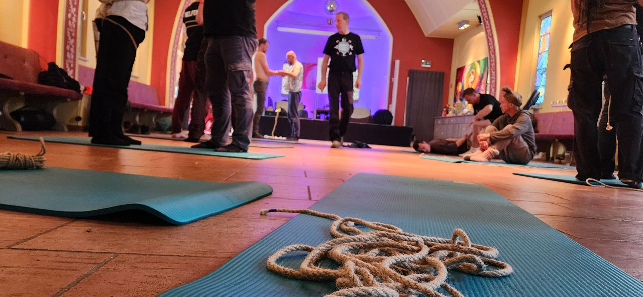 Teilnehmer des Männerfestivals Chemnitz 2026 bei einer Körper- und Begegnungsübung im Workshop von Handrik Ziegler.