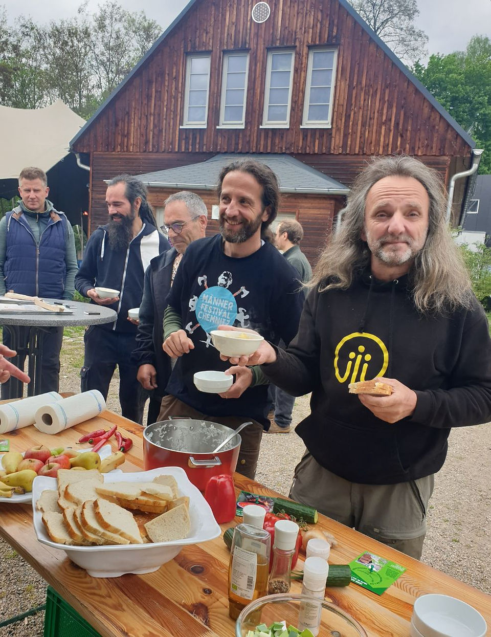 Stephan Rosenblatt und Michael Patzsch an der Speisenausgabe beim Männerfestival Chemnitz 2026.