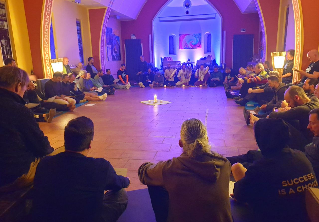 Männer versammeln sich im Kerzenschein zu einer Kakaozeremonie beim Männerfestival Chemnitz 2026.