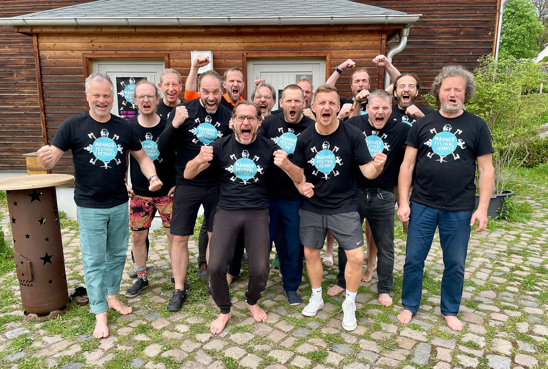 Organisations- und Helferteam des Männerfestivals Chemnitz 2026 beim gemeinsamen Gruppenfoto auf dem Festivalgelände.
