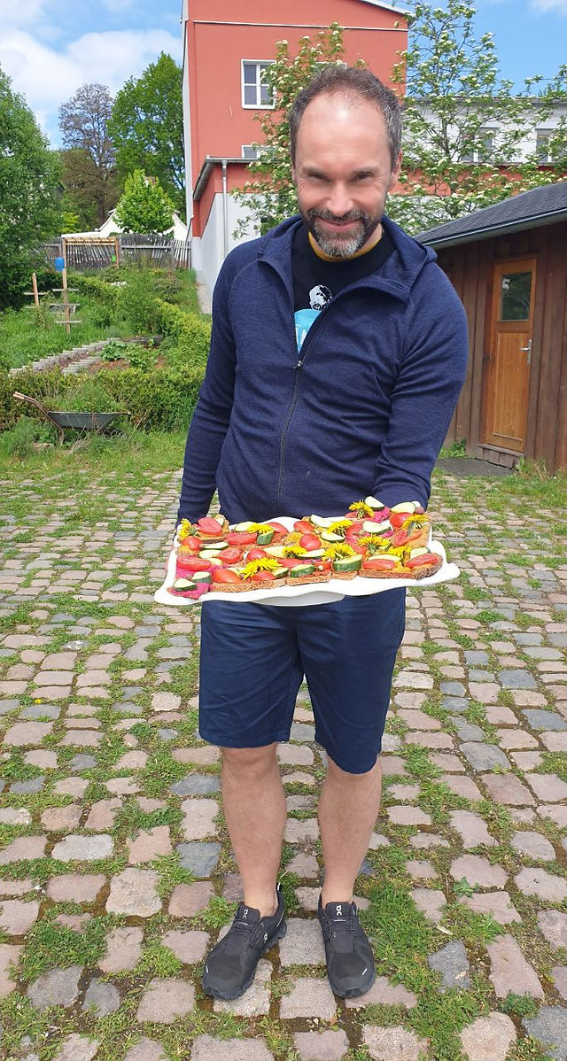 Anders Hoedt trägt ein Tablett mit frisch belegten Broten auf dem Gelände des Männerfestivals Chemnitz 2026.