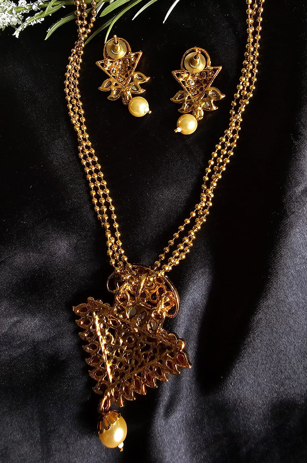Thumbnail: Kundan Style Yellow & Pink Triangular Pendant Set