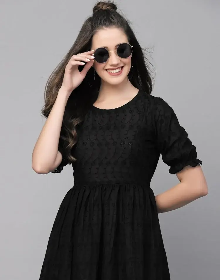 थंबनेल: Black Cotton Embroidery Dress