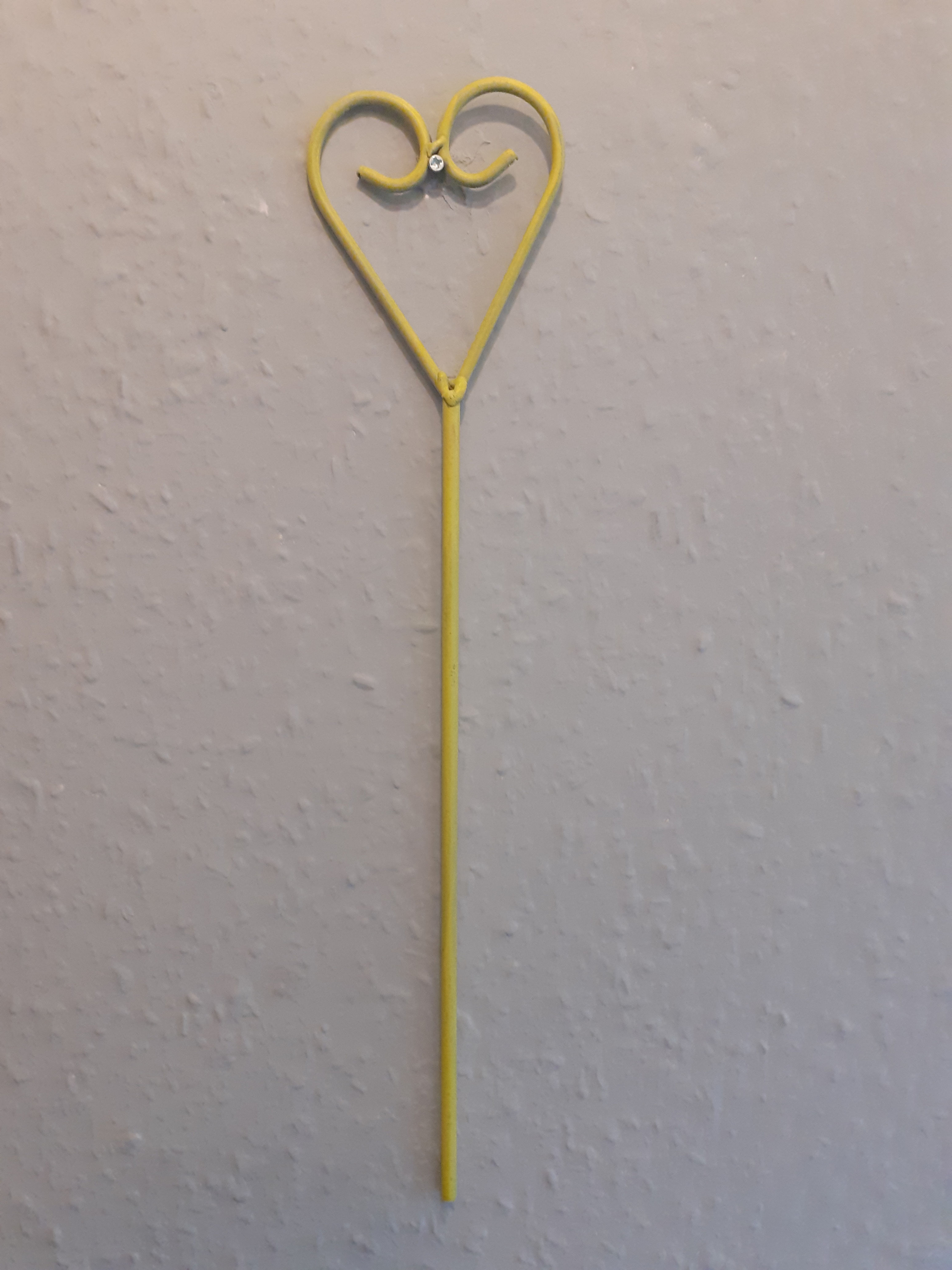 4x 12" / 30cm x 6mm Heart Feature Plant Rods in a Yellow Finish.