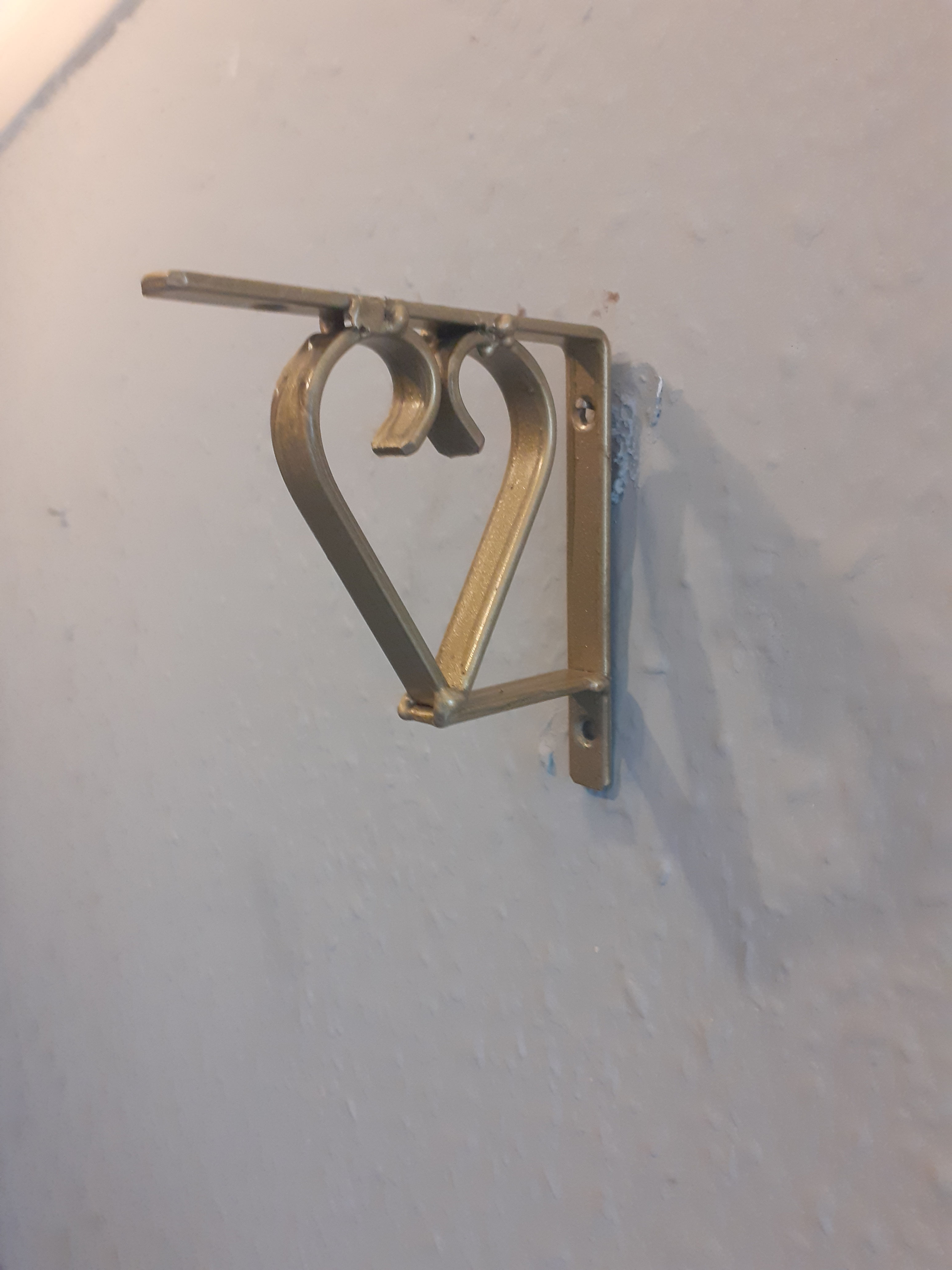 2x Heart Feature 5"/12cm x 13mm Shelf Brackets in a Gold Coat.