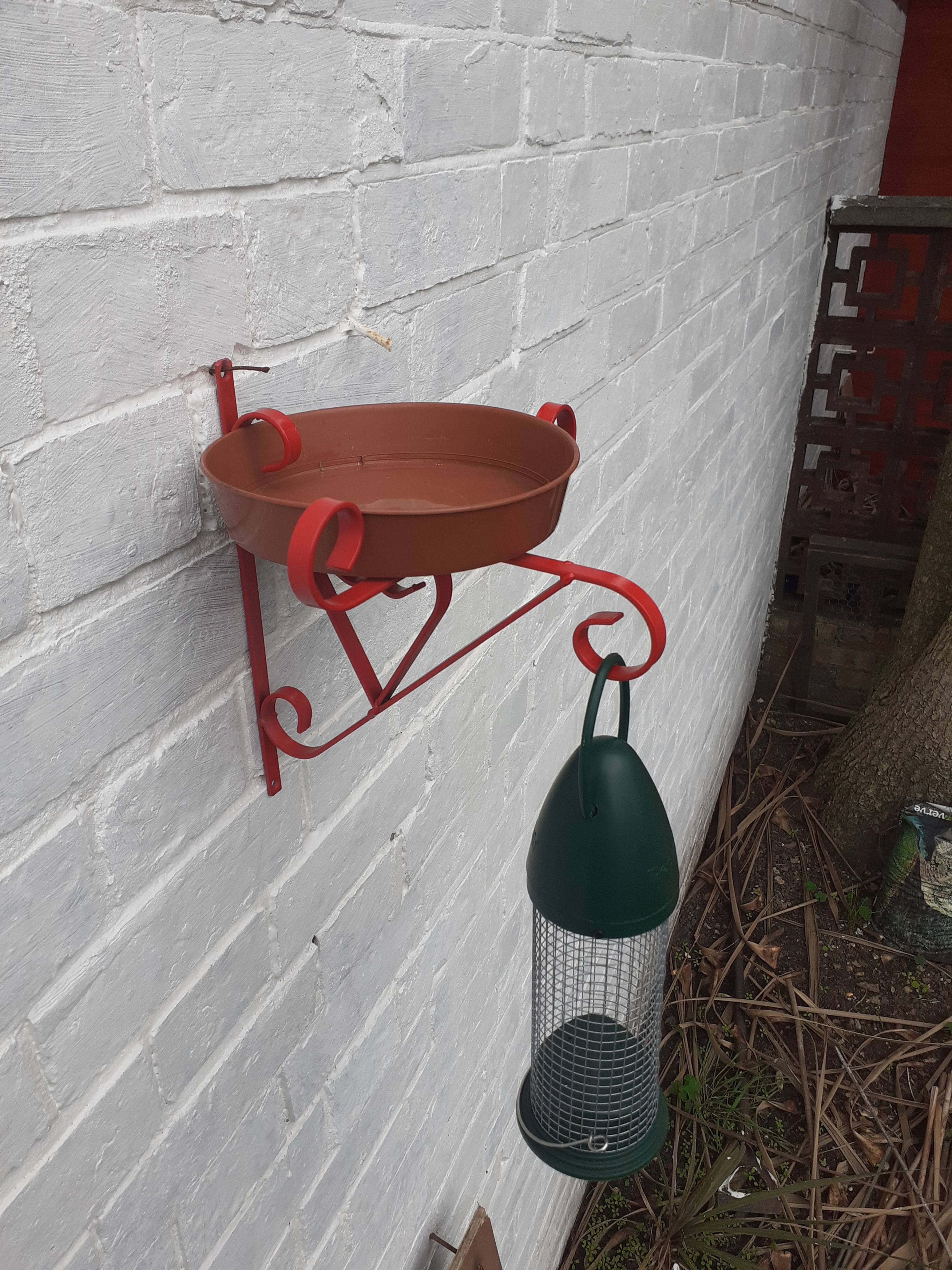 Wall Mounted Heart Feature 9 1/2" / 23cm Hanging Bracket & Bird Bath in Red.