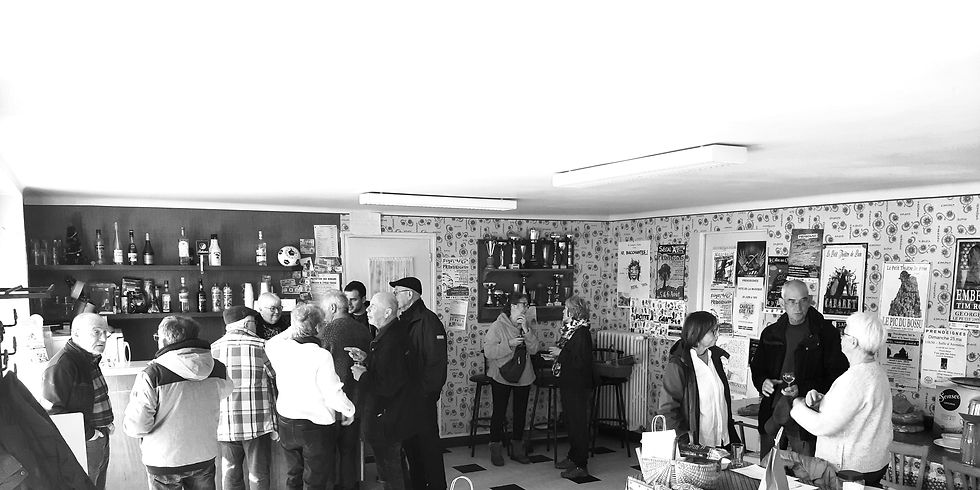Membres de l'Association Le Pilou Prendeignes réunis au bar.